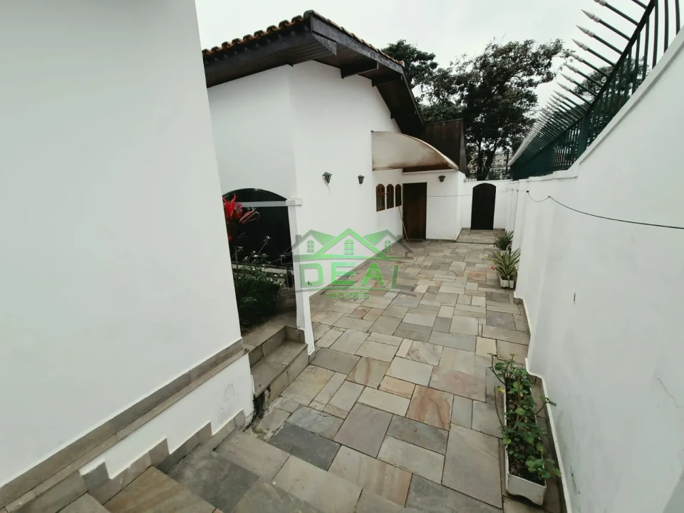 Casa Térrea para Locação com Dormitórios virando para piscina.