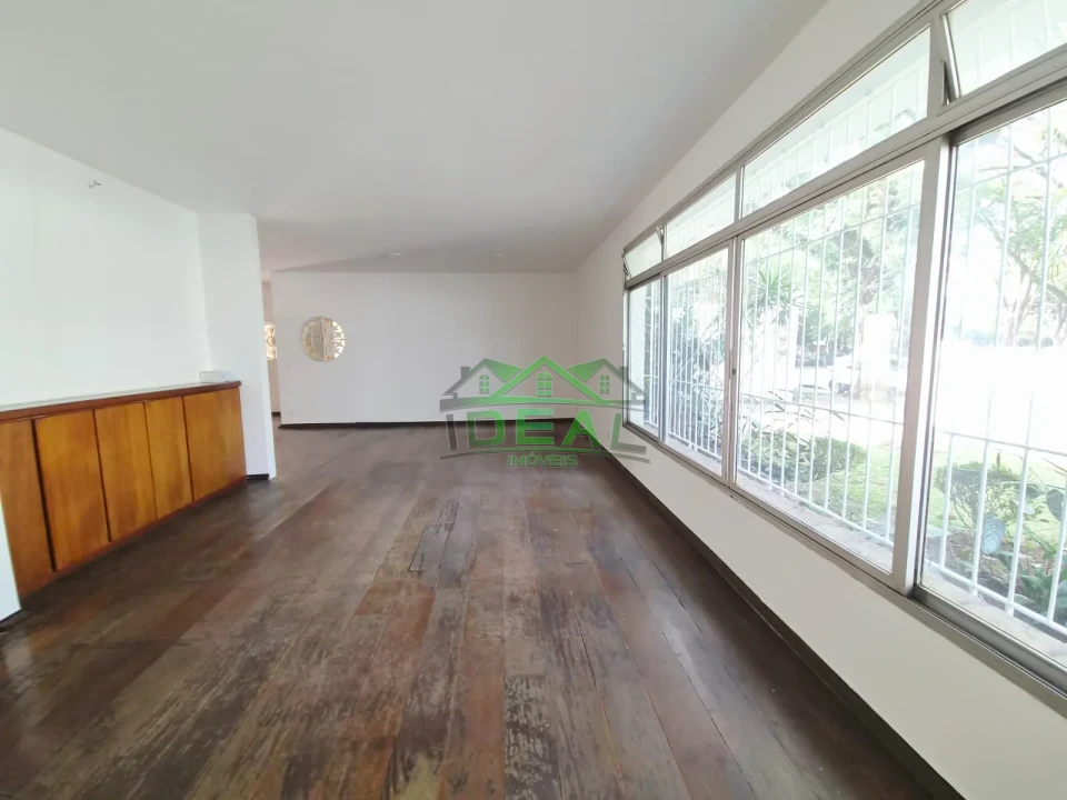 Sobrado para Venda ou Locação-5 dormitórios sendo 3 suítes, 5 vagas de garagem.