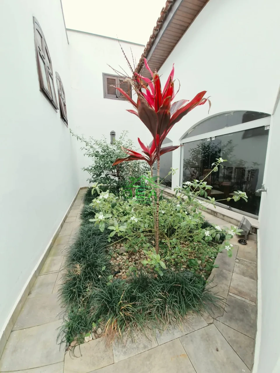 Casa Térrea para Locação com Dormitórios virando para piscina.