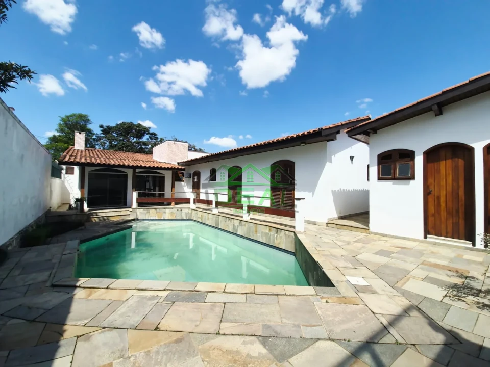 Casa Térrea para Locação e Venda na Lapa, com Dormitórios virando para piscina.