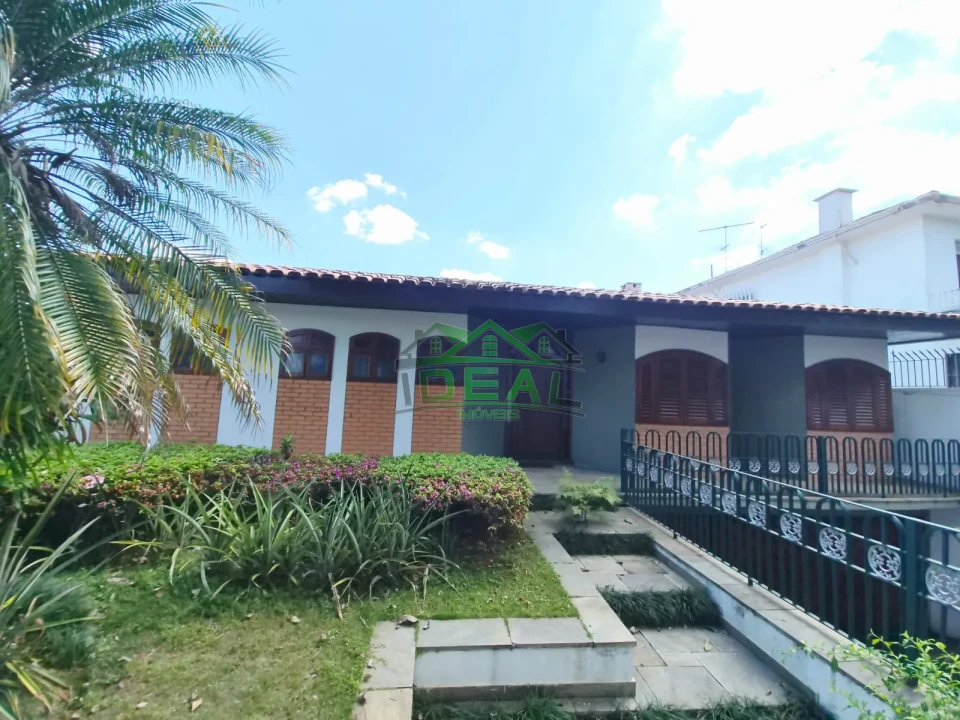 Casa Térrea para Locação e Venda na Lapa, com Dormitórios virando para piscina.