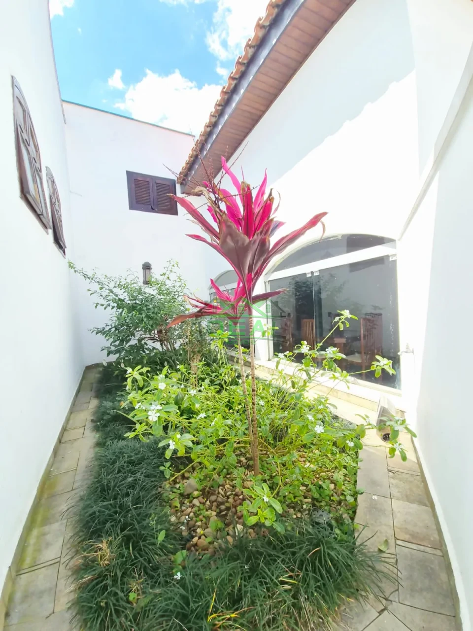 Casa Térrea para Locação e Venda na Lapa, com Dormitórios virando para piscina.