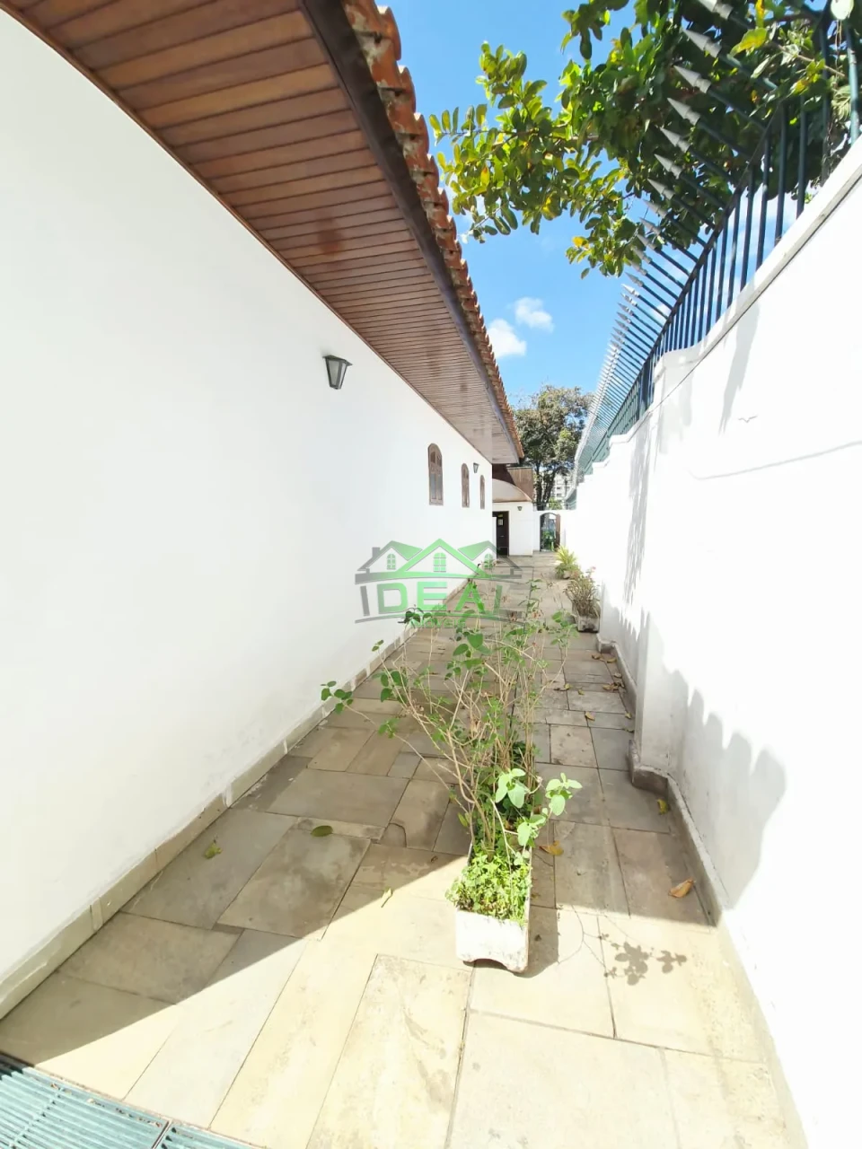 Casa Térrea para Locação e Venda na Lapa, com Dormitórios virando para piscina.