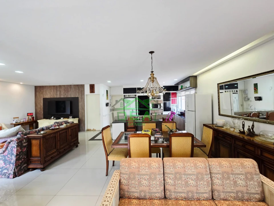 Casa Térrea Reformada na City Lapa, 4 Suítes, 6 Vagas, Piscina e Churrasqueira