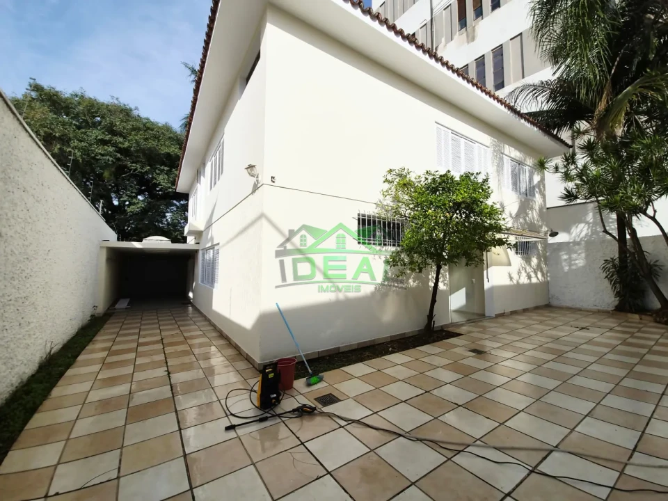 Sobrado para Venda ou Locação-5 dormitórios sendo 3 suítes, 5 vagas de garagem.