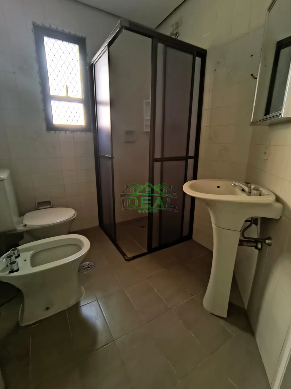 Apartamento a venda, Excelente Localização, 3 Dormitórios sendo 1 suíte, 2 vagas de garagem