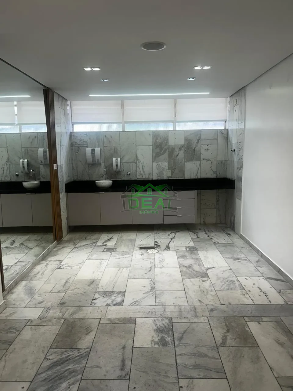 Sobrado Comercial de Alto Padrão | 425m², 19 Amplas Salas e 15 Vagas