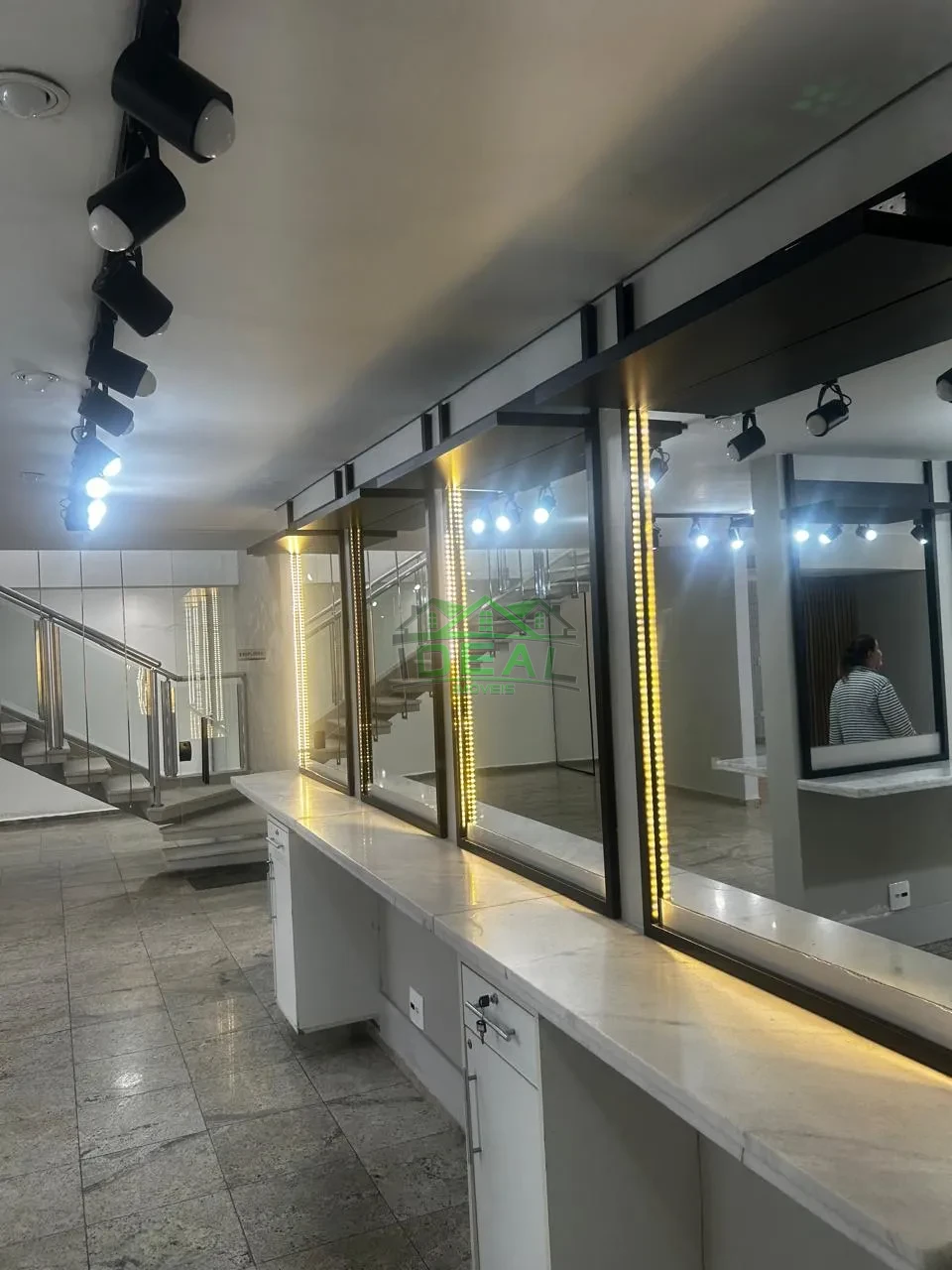Sobrado Comercial de Alto Padrão | 425m², 19 Amplas Salas e 15 Vagas