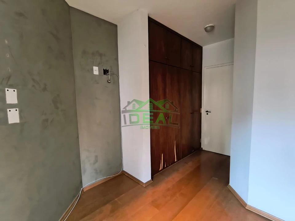Apartamento a venda, Excelente Localização, 3 Dormitórios sendo 1 suíte, 2 vagas de garagem