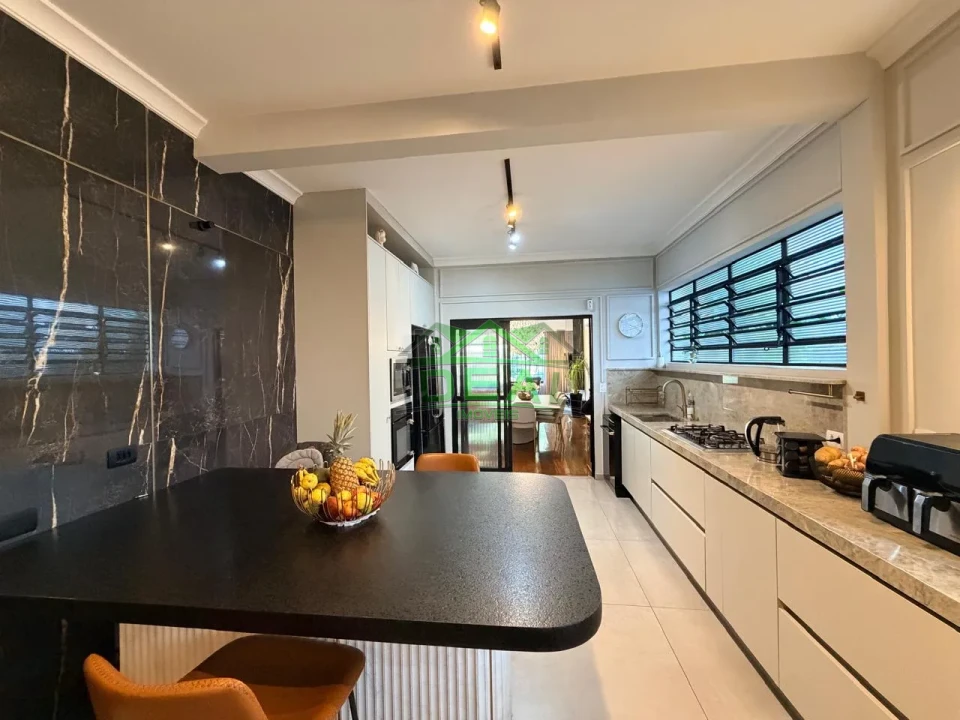 Casa Térrea para Venda na Lapa, 3 dorm(s), 3 suite(s), 4 vaga(s), 276 m²AC e 592AT