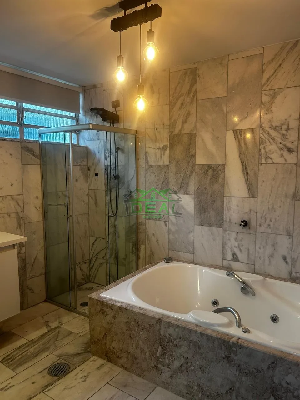 Sobrado Comercial de Alto Padrão | 425m², 19 Amplas Salas e 15 Vagas