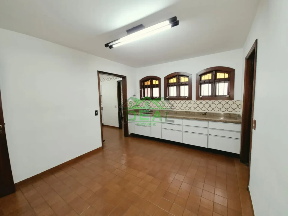 Casa Térrea para Locação com Dormitórios virando para piscina.