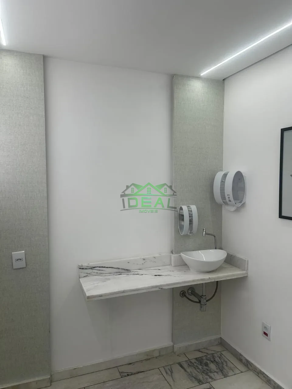 Sobrado Comercial de Alto Padrão | 425m², 19 Amplas Salas e 15 Vagas