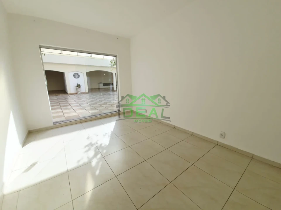 Sobrado para Venda ou Locação-5 dormitórios sendo 3 suítes, 5 vagas de garagem.