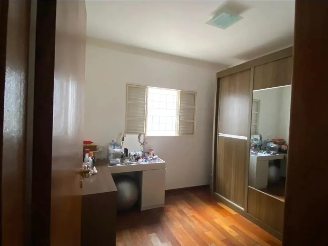 Imagens do imóveis Casa à venda próxima ao aeroporto em Londrina