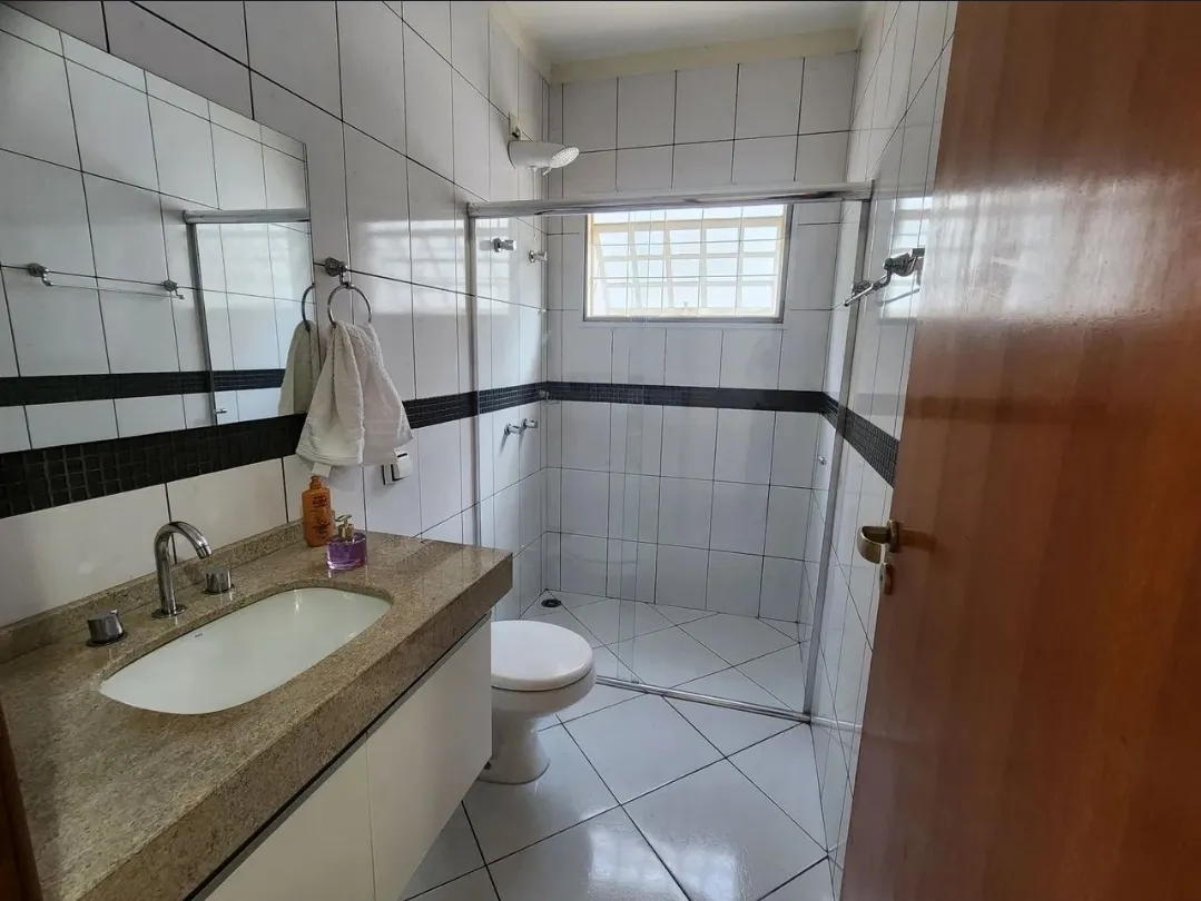 Imagens do imóveis Casa à venda próxima ao aeroporto em Londrina