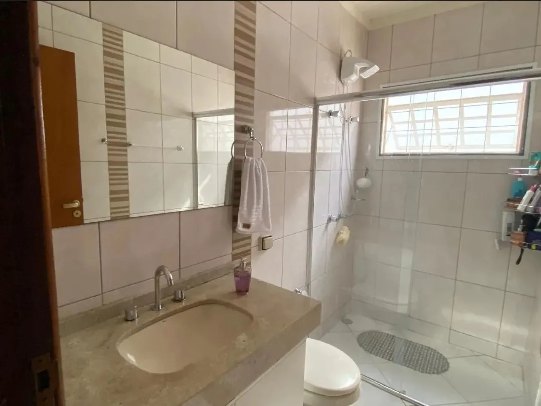 Imagens do imóveis Casa à venda próxima ao aeroporto em Londrina