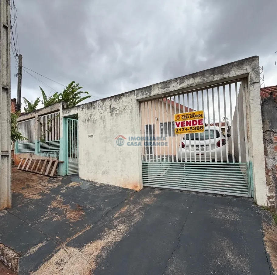 Casa Térrea com edícula  -E.  Casaroto