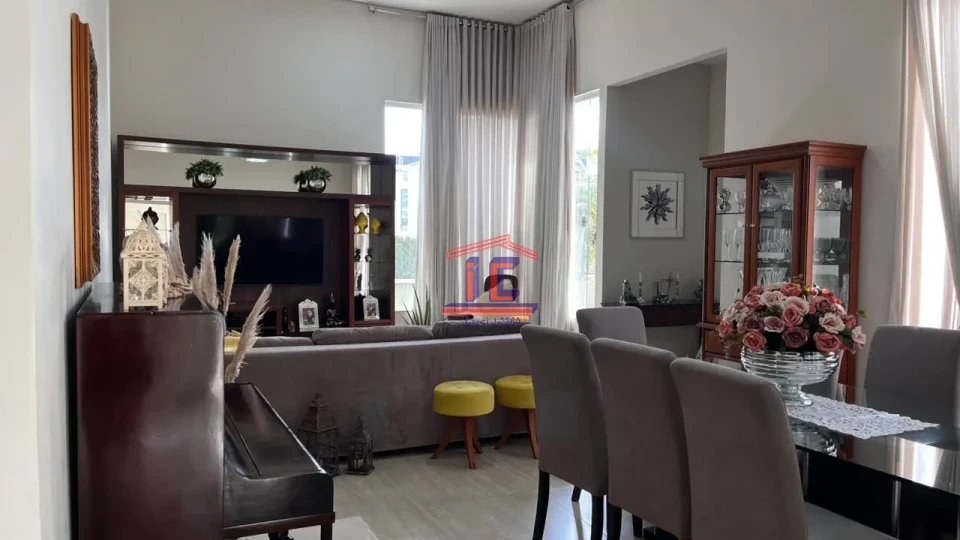 CASA À VENDA – 3 QUARTOS, SUÍTE, CLOSET E ÁREA EXTERNA COMPLETA