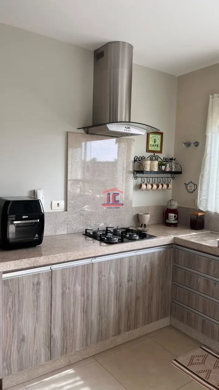 CASA À VENDA – 3 QUARTOS, SUÍTE, CLOSET E ÁREA EXTERNA COMPLETA