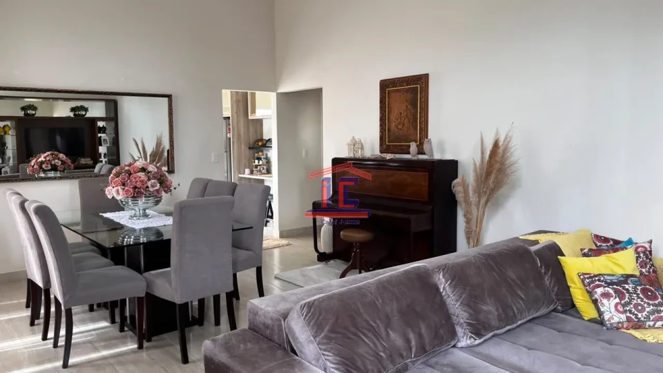 CASA À VENDA – 3 QUARTOS, SUÍTE, CLOSET E ÁREA EXTERNA COMPLETA