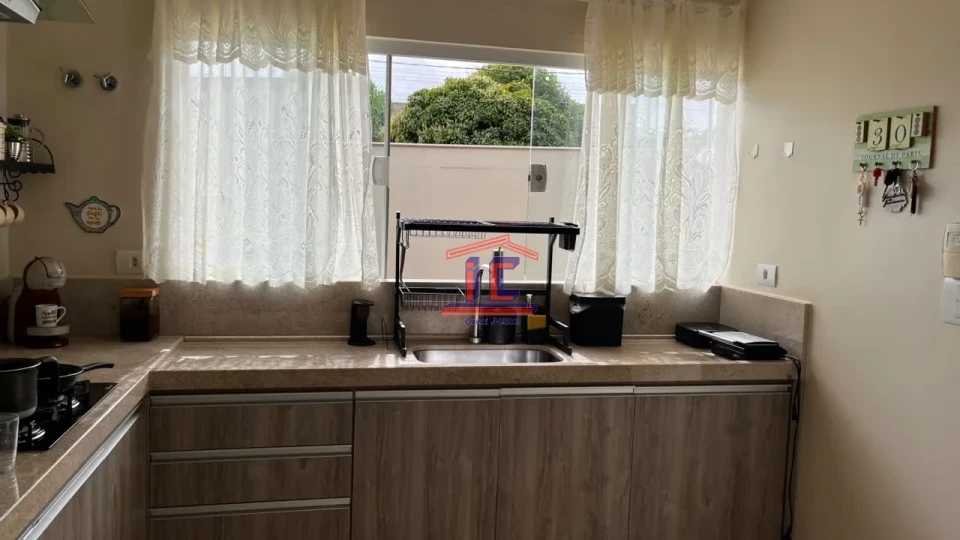 CASA À VENDA – 3 QUARTOS, SUÍTE, CLOSET E ÁREA EXTERNA COMPLETA