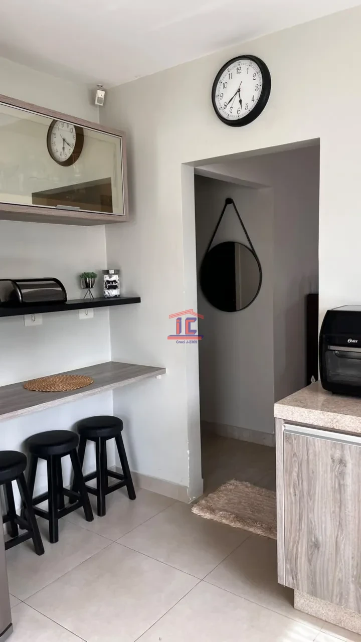 CASA À VENDA – 3 QUARTOS, SUÍTE, CLOSET E ÁREA EXTERNA COMPLETA