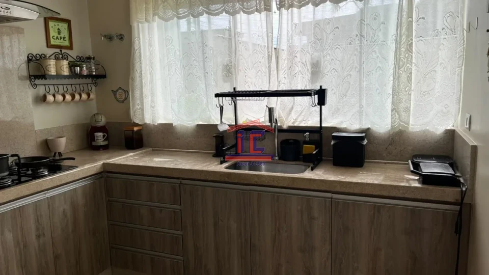 CASA À VENDA – 3 QUARTOS, SUÍTE, CLOSET E ÁREA EXTERNA COMPLETA