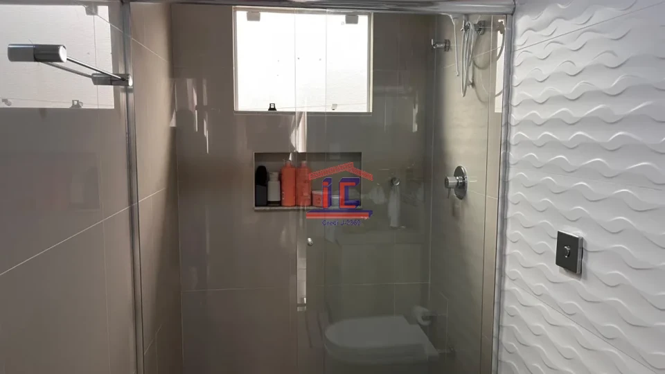 CASA À VENDA – 3 QUARTOS, SUÍTE, CLOSET E ÁREA EXTERNA COMPLETA