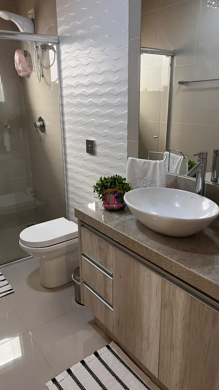 CASA À VENDA – 3 QUARTOS, SUÍTE, CLOSET E ÁREA EXTERNA COMPLETA