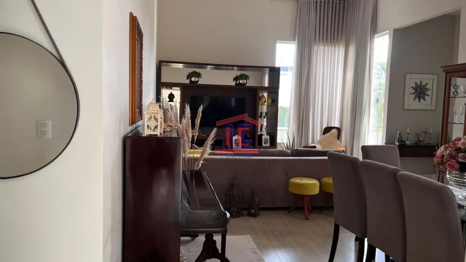 CASA À VENDA – 3 QUARTOS, SUÍTE, CLOSET E ÁREA EXTERNA COMPLETA
