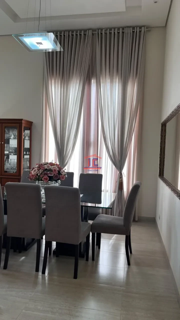 CASA À VENDA – 3 QUARTOS, SUÍTE, CLOSET E ÁREA EXTERNA COMPLETA