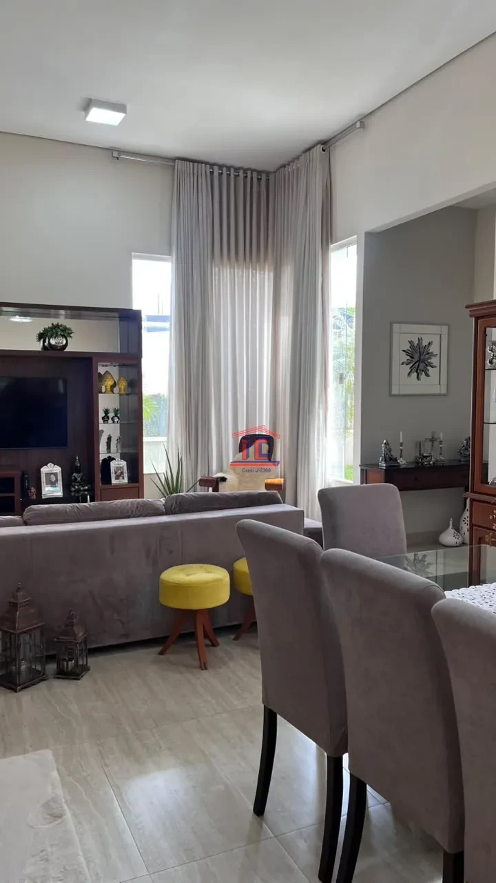 CASA À VENDA – 3 QUARTOS, SUÍTE, CLOSET E ÁREA EXTERNA COMPLETA