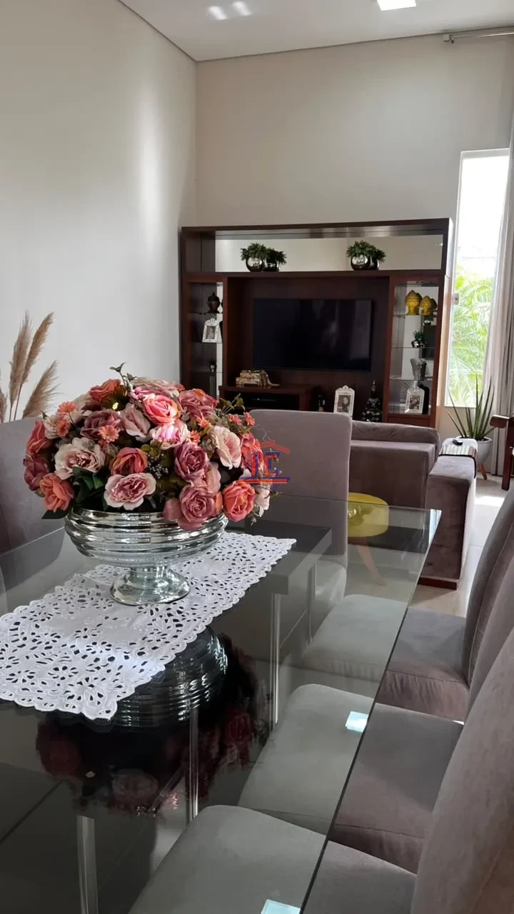CASA À VENDA – 3 QUARTOS, SUÍTE, CLOSET E ÁREA EXTERNA COMPLETA