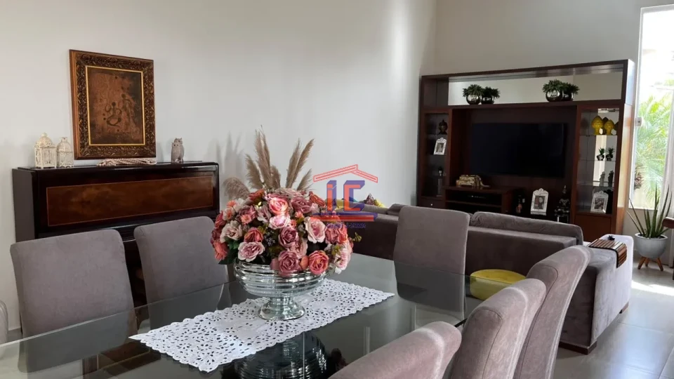 CASA À VENDA – 3 QUARTOS, SUÍTE, CLOSET E ÁREA EXTERNA COMPLETA