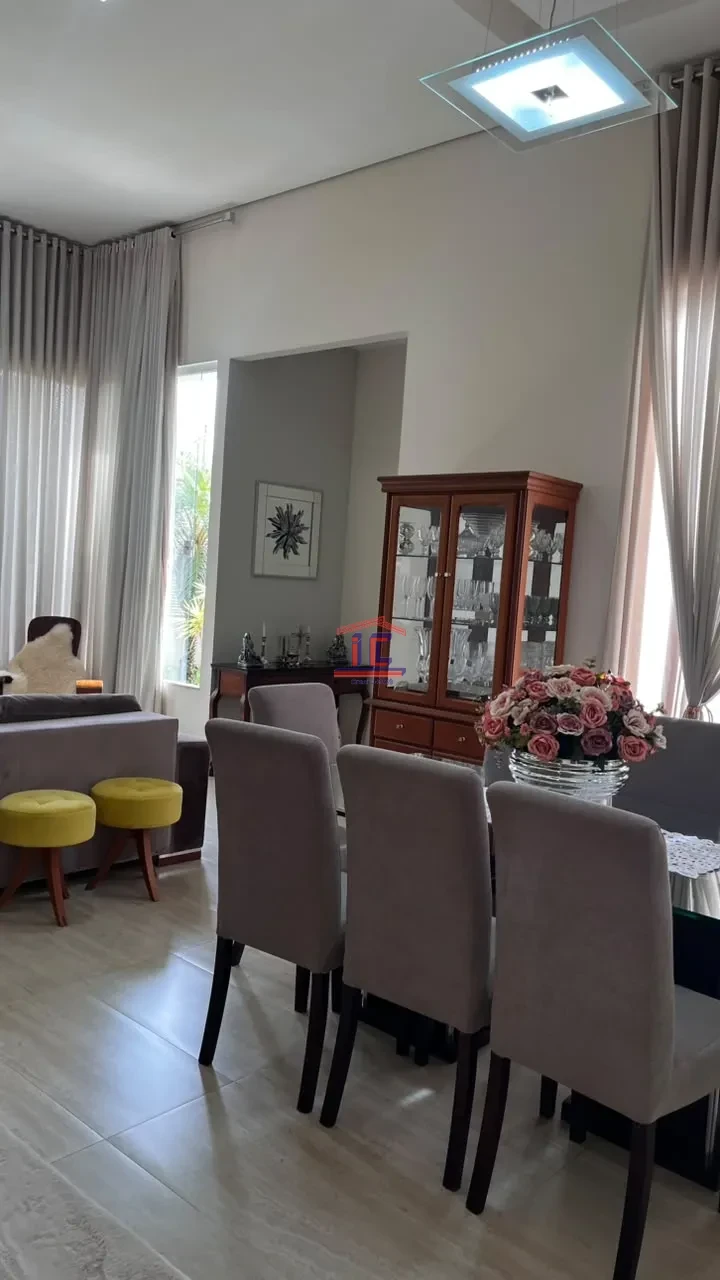 CASA À VENDA – 3 QUARTOS, SUÍTE, CLOSET E ÁREA EXTERNA COMPLETA