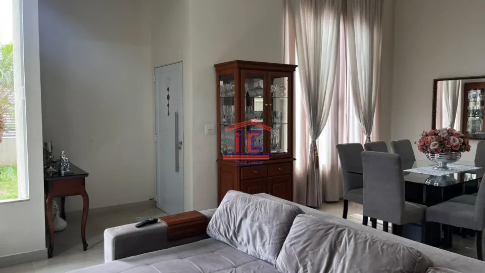 CASA À VENDA – 3 QUARTOS, SUÍTE, CLOSET E ÁREA EXTERNA COMPLETA