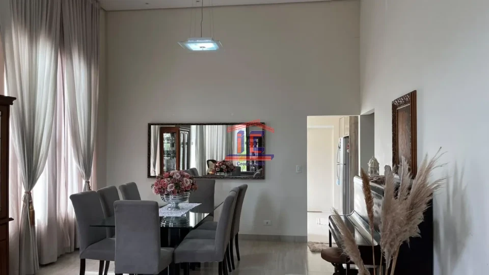 CASA À VENDA – 3 QUARTOS, SUÍTE, CLOSET E ÁREA EXTERNA COMPLETA