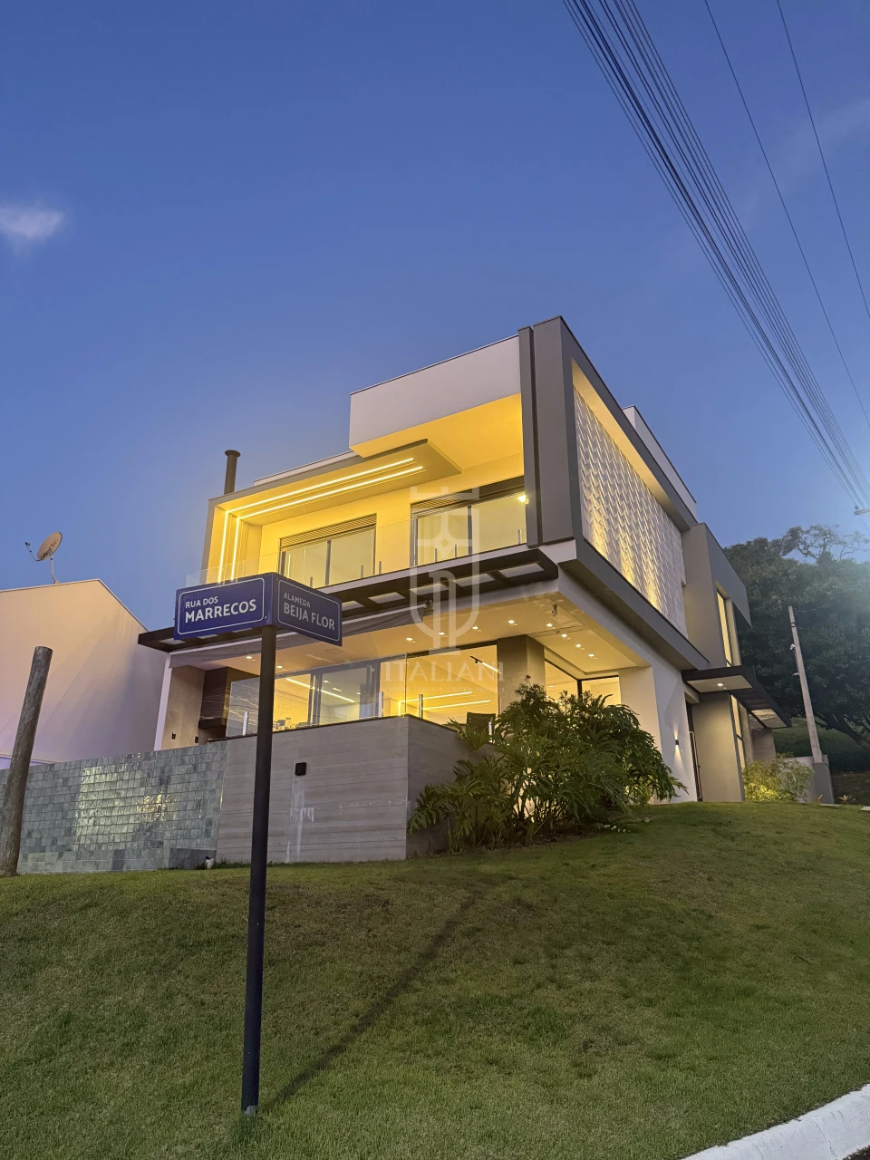 Imagens do imóveis Casa De Alto Padrão Com Piscina E Firepit Condomínio Maria Andrade
