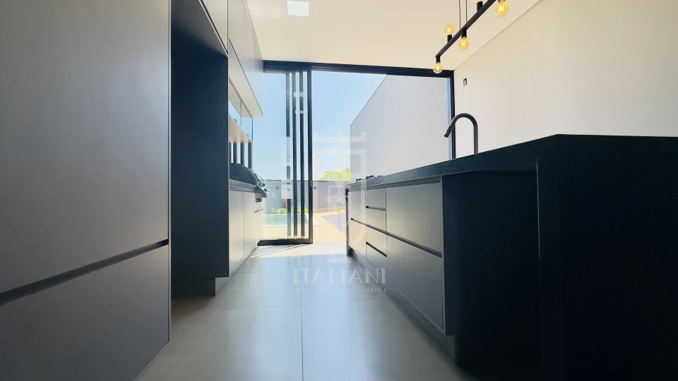 Imagens do imóveis Casa Nova com Três Suítes e Piscina no Condomínio Portal Do Lago à Venda em Mogi Mirim