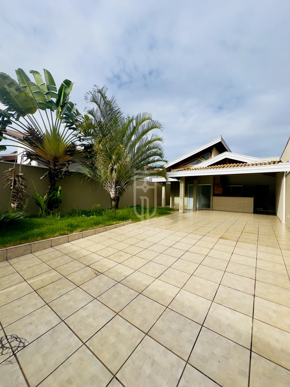 Imagens do imóveis Cassa Térrea espaçosa com 3 quartos sendo 1 suíte e área de lazer.