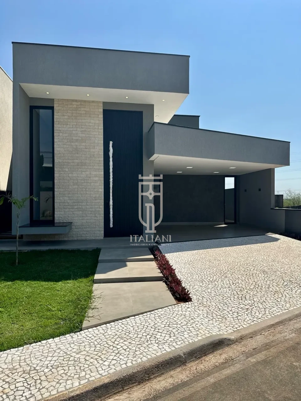 Imagens do imóveis Casa Nova com Três Suítes e Piscina no Condomínio Portal Do Lago à Venda em Mogi Mirim