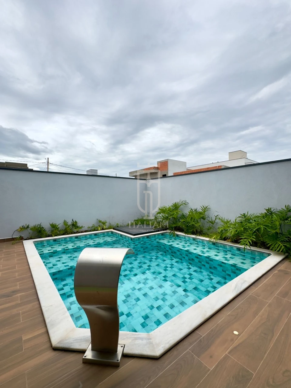 Imagens do imóveis Casa Térrea Em Condomínio com 3 Suítes E Piscina