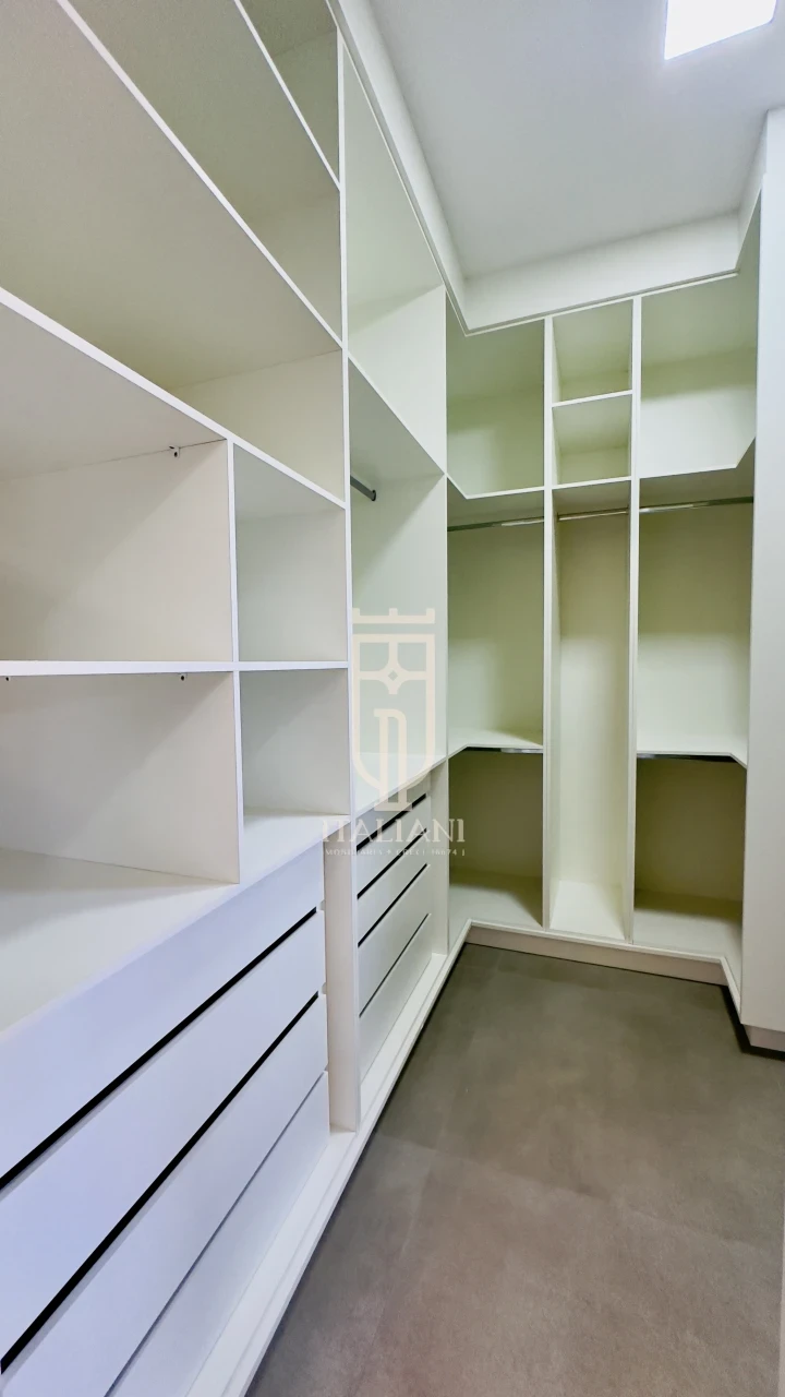 Imagens do imóveis Casa Nova com Três Suítes e Piscina no Condomínio Portal Do Lago à Venda em Mogi Mirim