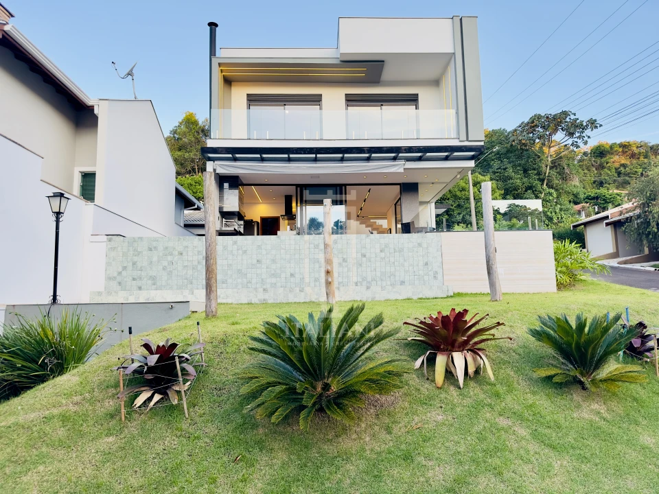 Imagens do imóveis Casa De Alto Padrão Com 4 Suítes E Piscina Em Condomínio