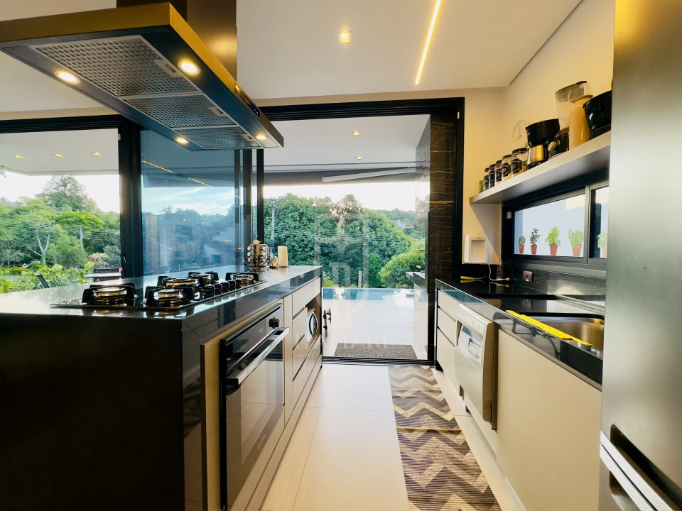 Imagens do imóveis Casa De Alto Padrão Com 4 Suítes E Piscina Em Condomínio