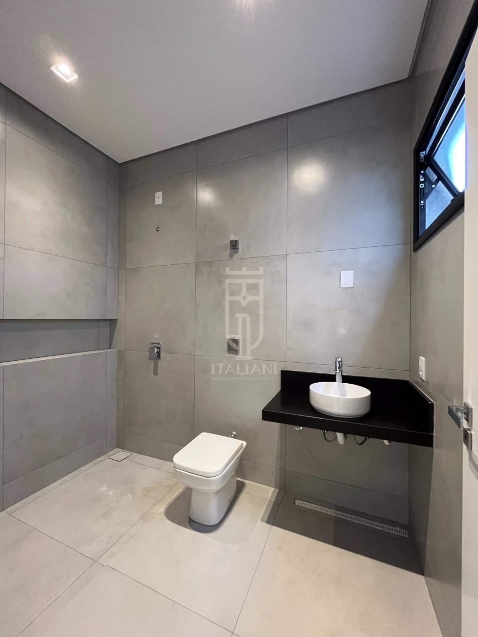 Imagens do imóveis Casa Térrea Com Pé Direito Alto E Piscina Alto Padrão