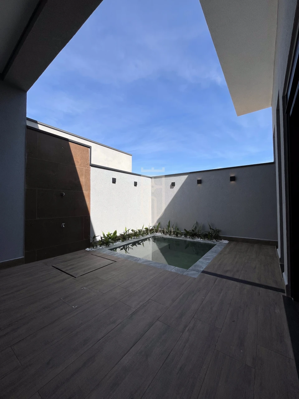 Imagens do imóveis Casa Térrea Com Pé Direito Alto E Piscina Alto Padrão