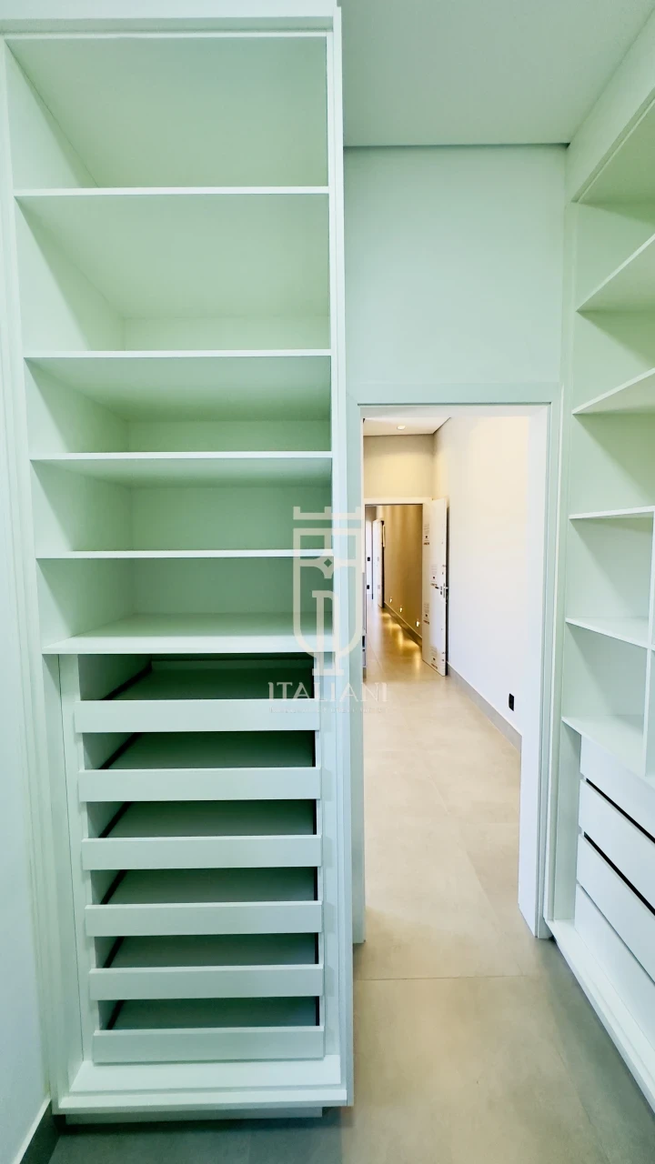 Imagens do imóveis Casa Nova com Três Suítes e Piscina no Condomínio Portal Do Lago à Venda em Mogi Mirim