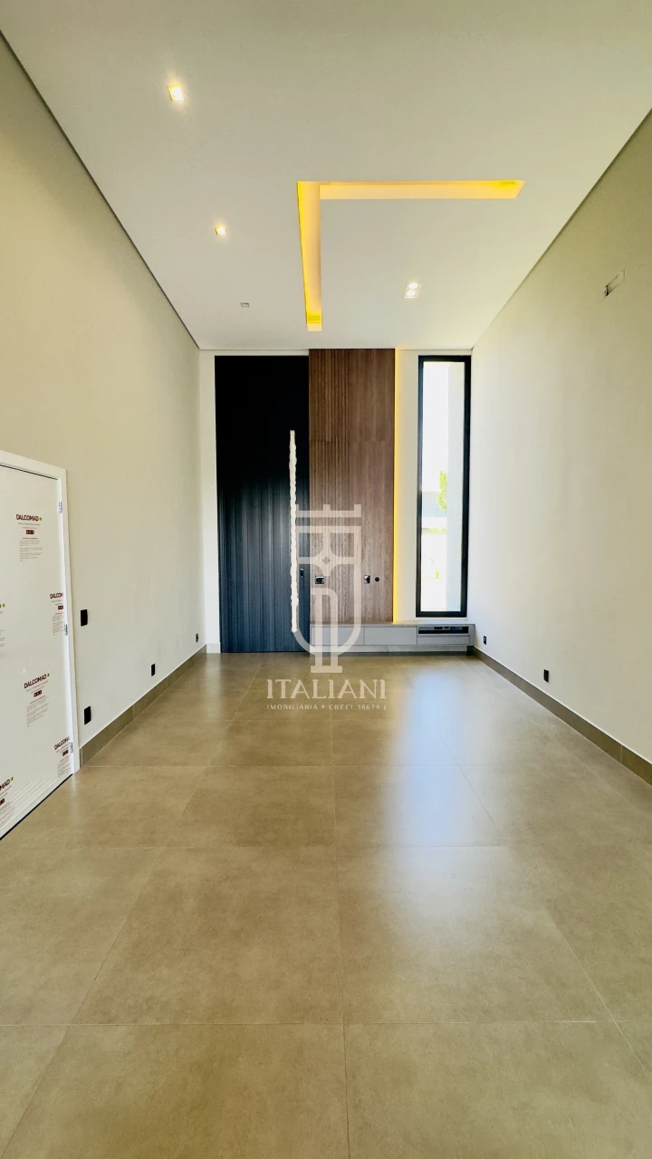 Imagens do imóveis Casa Nova com Três Suítes e Piscina no Condomínio Portal Do Lago à Venda em Mogi Mirim